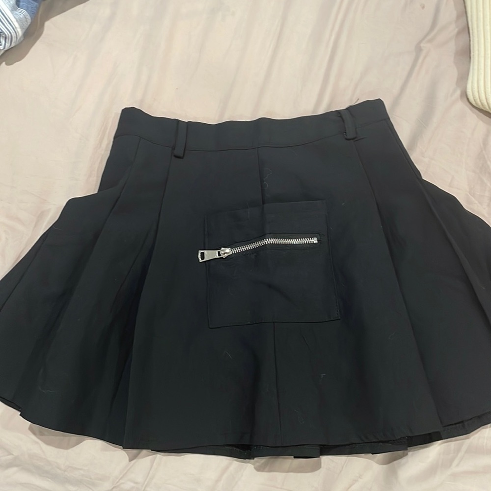 Black Zip Pleated Skirt